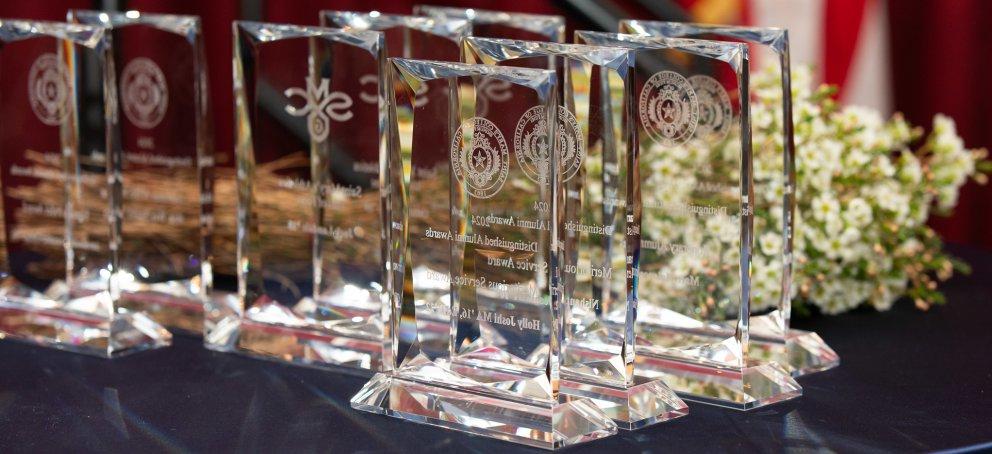 Glass trophies with white flowers at the 校友奖 Ceremony